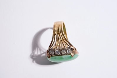 Un lot de bijoux en or 18 carats et jade: un bracelet, une bague et quatre pendentifs, 20&egrave;me