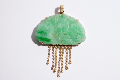 Een lot Chinese sieraden in jade en 18 karaat goud: een armband, een ring en vier hangers, 20e eeuw
