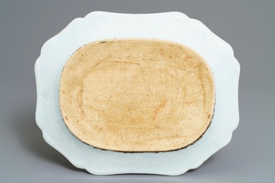 Un plat de forme octagonale en porcelaine de Chine famille rose &agrave; d&eacute;cor du 'Fort Folly', Qianlong