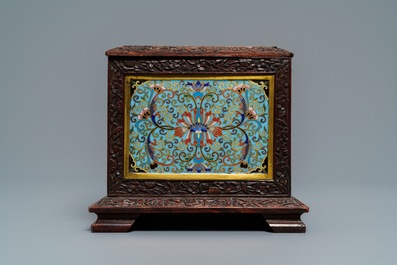 Une bo&icirc;te rectangulaire en bois sculpt&eacute; et &eacute;maux cloisonn&eacute;s, Chine, 19&egrave;me