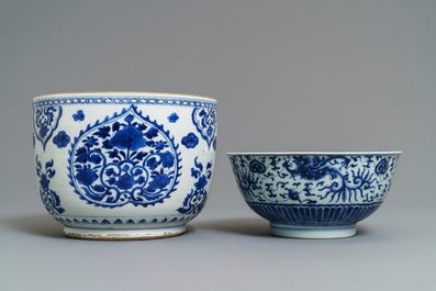 Une paire de vases et deux bols en porcelaine de Chine bleu et blanc, Kangxi