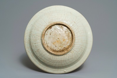Een Chinese Swatow celadon schotel met slibversiering, Ming