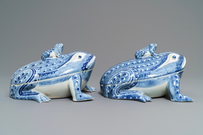 Une paire de terrines couvertes en forme de grenouilles en porcelaine de Chine bleu et blanc, 20&egrave;me