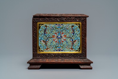 Une bo&icirc;te rectangulaire en bois sculpt&eacute; et &eacute;maux cloisonn&eacute;s, Chine, 19&egrave;me