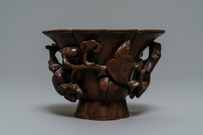 Een Chinese bamboe houten 'libation cup' met floraal decor, 18/19e eeuw