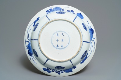 Un grand plat en porcelaine de Chine bleu et blanc &agrave; d&eacute;cor de guerriers, marque de Chenghua, Kangxi