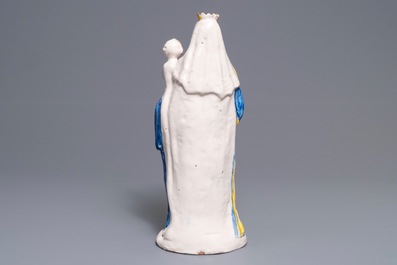 Une grande figure de la Vierge &agrave; l'enfant en fa&iuml;ence de Nevers, France, 17&egrave;me