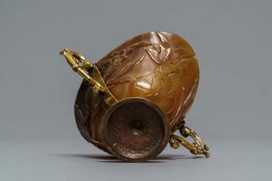 Een Chinese hoornen 'libation cup' met verguld koperen montuur, 18/19e eeuw
