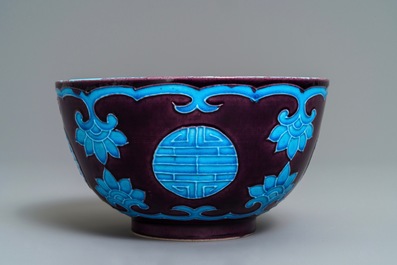 Un bol en porcelaine de Chine de style Fahua, 19/20&egrave;me