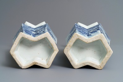 Une paire de vases en porcelaine de Chine bleu et blanc, 19&egrave;me