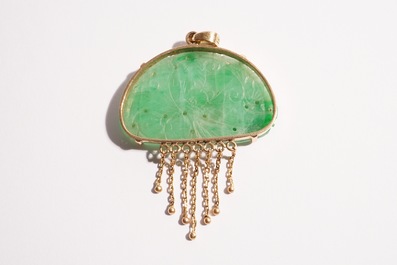 Een lot Chinese sieraden in jade en 18 karaat goud: een armband, een ring en vier hangers, 20e eeuw