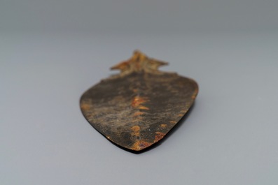 Een Chinese met goud en zilver ingelegde bronzen speerpunt, Periode van Strijdende Staten (475-221 v.C.)