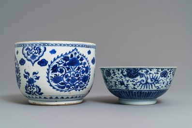 Une paire de vases et deux bols en porcelaine de Chine bleu et blanc, Kangxi