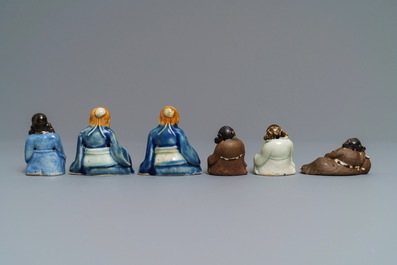 Six figures en biscuit &eacute;maill&eacute; bleu, blanc et c&eacute;ladon, Chine, Qianlong