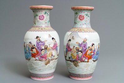 Deux paires de vases en porcelaine de Chine famille rose, marques de Qianlong, R&eacute;publique, 20&egrave;me