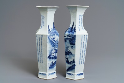 Une paire de vases en porcelaine de Chine bleu et blanc, 19&egrave;me