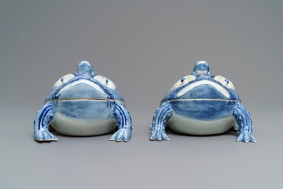 Une paire de terrines couvertes en forme de grenouilles en porcelaine de Chine bleu et blanc, 20&egrave;me