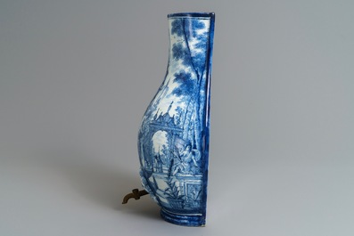 Une fontaine en fa&iuml;ence de Delft bleu et blanc &agrave; d&eacute;cor d'une fontaine de putti, 18&egrave;me