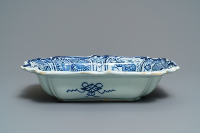 Un saladier de forme rectangulaire en fa&iuml;ence de Delft bleu et blanc, 18&egrave;me