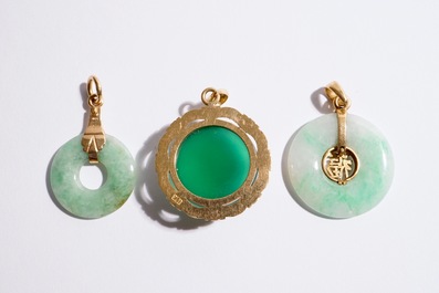 Un lot de bijoux en or 18 carats et jade: un bracelet, une bague et quatre pendentifs, 20&egrave;me