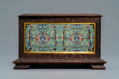 Une bo&icirc;te rectangulaire en bois sculpt&eacute; et &eacute;maux cloisonn&eacute;s, Chine, 19&egrave;me