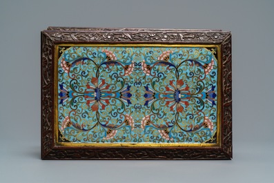 Une bo&icirc;te rectangulaire en bois sculpt&eacute; et &eacute;maux cloisonn&eacute;s, Chine, 19&egrave;me