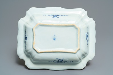 Un saladier de forme rectangulaire en fa&iuml;ence de Delft bleu et blanc, 18&egrave;me