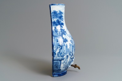 Une fontaine en fa&iuml;ence de Delft bleu et blanc &agrave; d&eacute;cor d'une fontaine de putti, 18&egrave;me