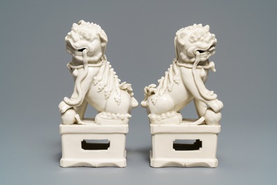 Une paire de grands mod&egrave;les de lions bouddhistes en porcelaine blanc de Chine de Dehua, Kangxi