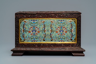 Une bo&icirc;te rectangulaire en bois sculpt&eacute; et &eacute;maux cloisonn&eacute;s, Chine, 19&egrave;me