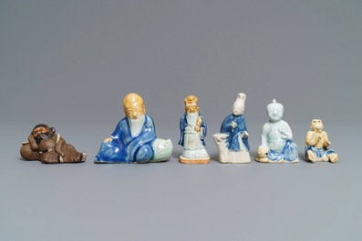 Zes Chinese blauwwitte en celadon biscuit figuren, Qianlong