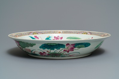 Un grand plat en porcelaine de Chine famille rose &agrave; d&eacute;cor de canards, marque de Qianlong, 19&egrave;me