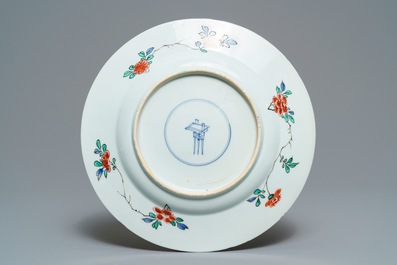 Un plat en porcelaine de Chine famille verte, anc. coll. Auguste le Fort, Kangxi