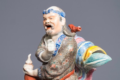 Une paire de grandes figures d'immortels sur ph&eacute;nix en porcelaine de Chine famille rose, 19&egrave;me