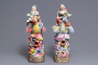Une paire de grandes figures d'immortels sur ph&eacute;nix en porcelaine de Chine famille rose, 19&egrave;me