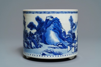 Een grote Chinese blauwwitte wierookbrander met figuren in een landschap, Kangxi