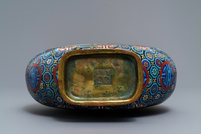 Een Chinese cloisonn&eacute; moonflask, Qianlong merk, 19/20e eeuw