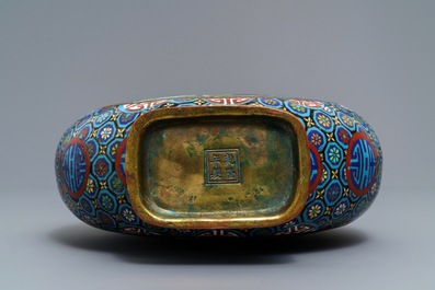 Un vase de forme gourde 'moonflask' en &eacute;maux cloisonn&eacute;s, Chine, 19/20&egrave;me