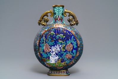 Een Chinese cloisonn&eacute; moonflask, Qianlong merk, 19/20e eeuw