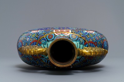 Een Chinese cloisonn&eacute; moonflask, Qianlong merk, 19/20e eeuw