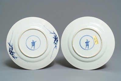 Deux assiettes en porcelaine de Chine bleu et blanc et famille verte, Kangxi