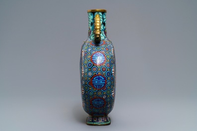 Un vase de forme gourde 'moonflask' en &eacute;maux cloisonn&eacute;s, Chine, 19/20&egrave;me
