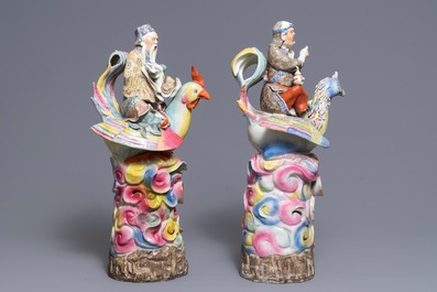 Une paire de grandes figures d'immortels sur ph&eacute;nix en porcelaine de Chine famille rose, 19&egrave;me