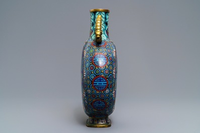 Een Chinese cloisonn&eacute; moonflask, Qianlong merk, 19/20e eeuw