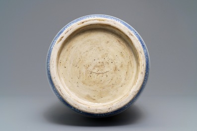 Un grand vase de forme rouleau en porcelaine de Chine bleu et blanc &agrave; d&eacute;cor d'antiquit&eacute;s, 20&egrave;me