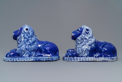 Une paire de lions en fa&iuml;ence &agrave; fond bleu, Saint-Omer, France, fin du 18&egrave;me