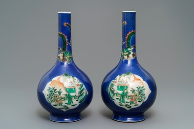 Een paar Chinese famille verte flesvormige vazen met poederblauwe fondkleur, 19e eeuw