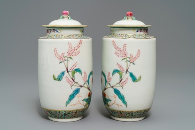 Une paire de vases couverts en porcelaine de Chine famille rose, marque de Jiaqing, R&eacute;publique, 20&egrave;me