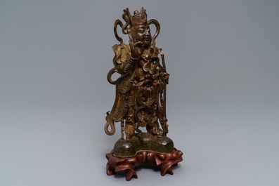 A Chinese bronze figure of Guandi on wooden base, 18/19th C.
