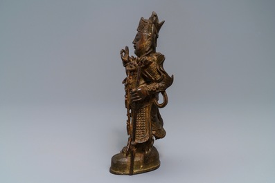Een Chinees bronzen beeld van Guandi op houten sokkel, 18/19e eeuw